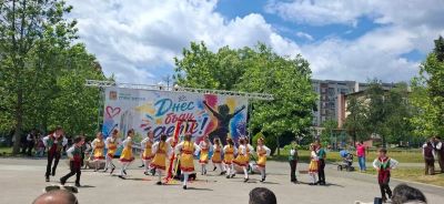 Участие две от танцовите групи на "Настроение" - Средна и "Железник" 1