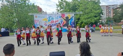 Участие две от танцовите групи на "Настроение" - Средна и "Железник" 2